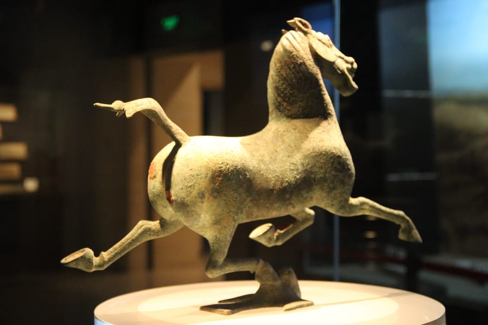 東漢「銅奔馬（馬踏飛燕）」— 飛燕を踏む天馬の青銅像