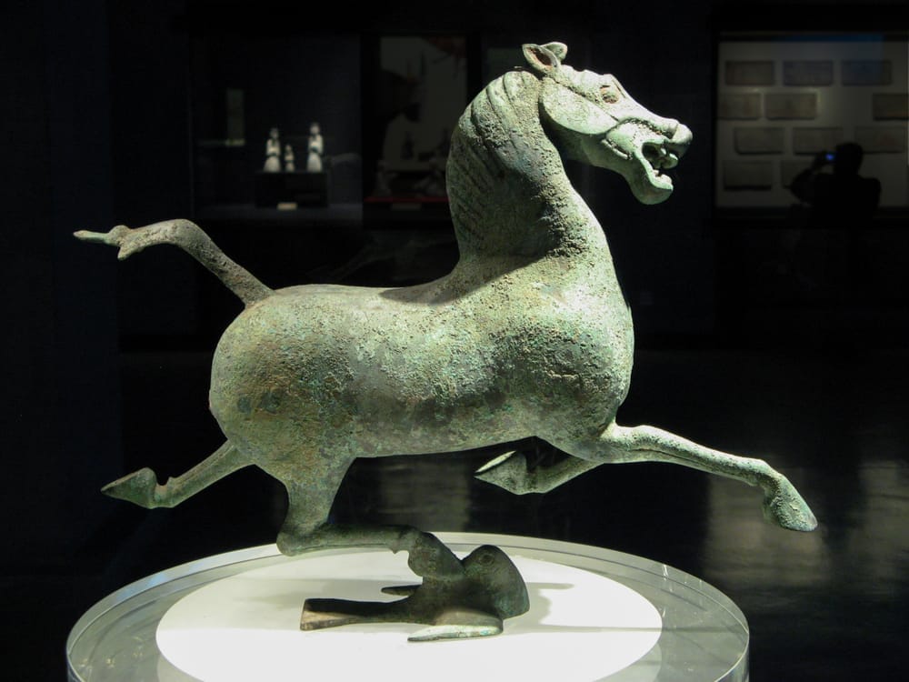 甘粛省博物館の銅奔馬（天馬）展示
